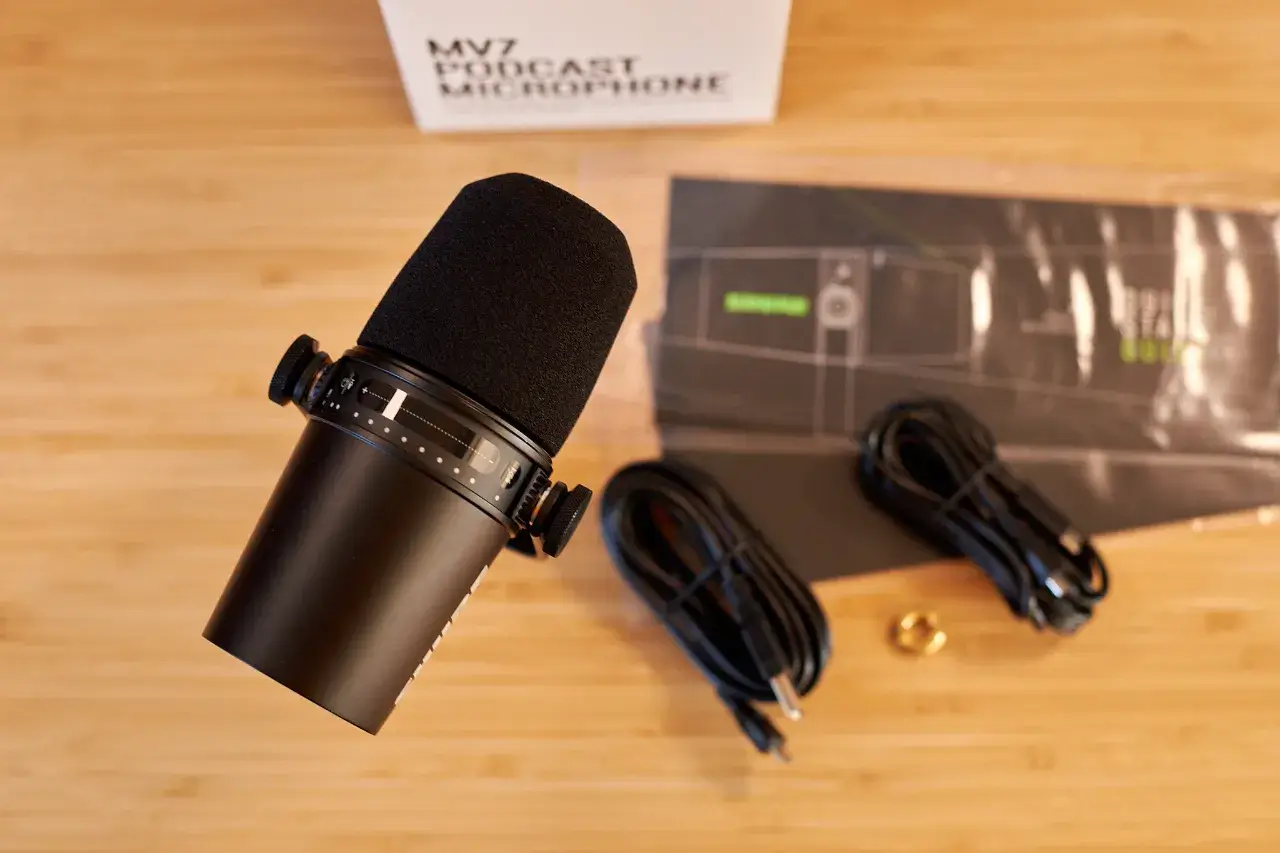 Ein foto des Mikrofons von oben und man erkennt die Anzeige, die auf der Oberseite angebracht ist und an der man Lautst&auml;rke und andere Einstellungen ablesen kann