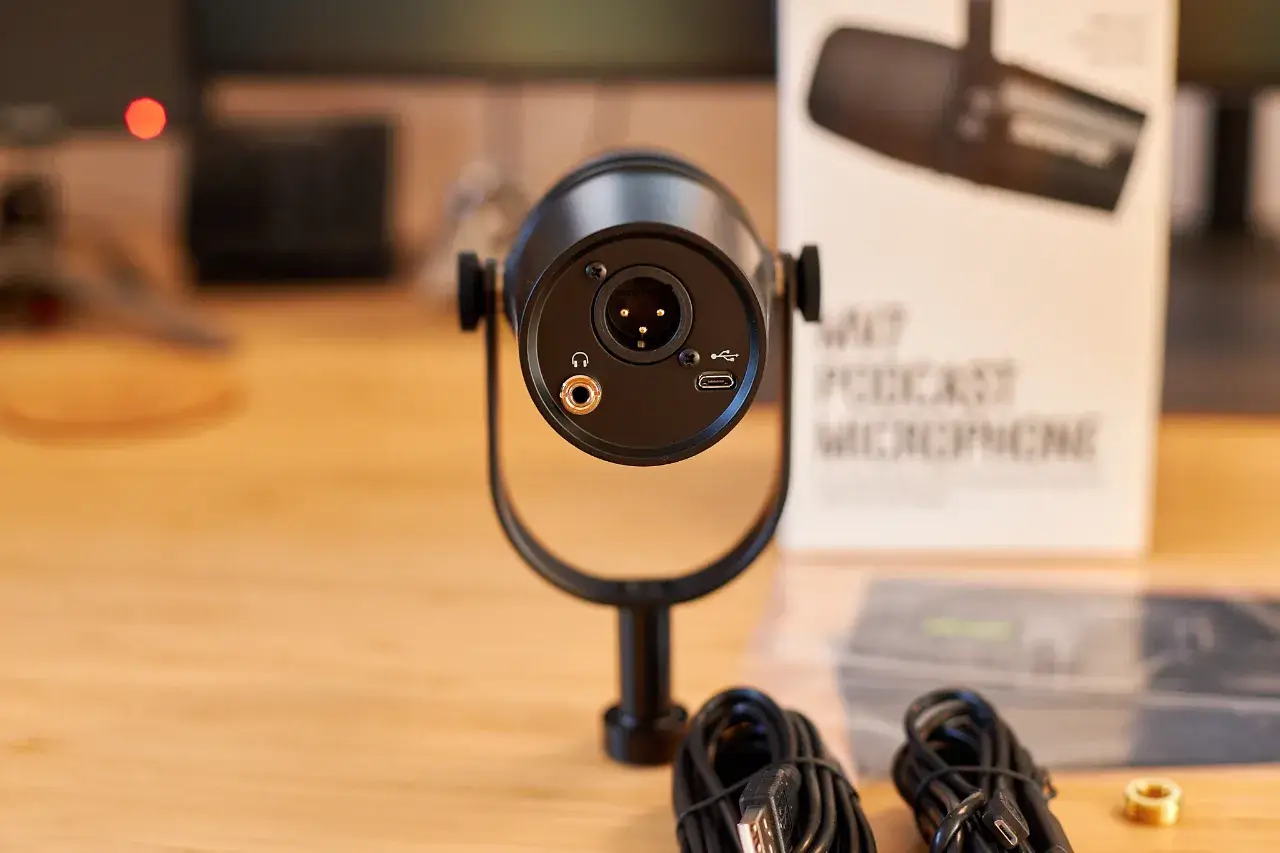 Das Foto zeigt das MV7 Mikrofon von hinten und man erkennt die Anschl&uuml;sse: XLR, USB und Miniklinke f&uuml;r den Kopfh&ouml;rer